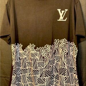 Louis Vuitton 
Size:L
Black & White
